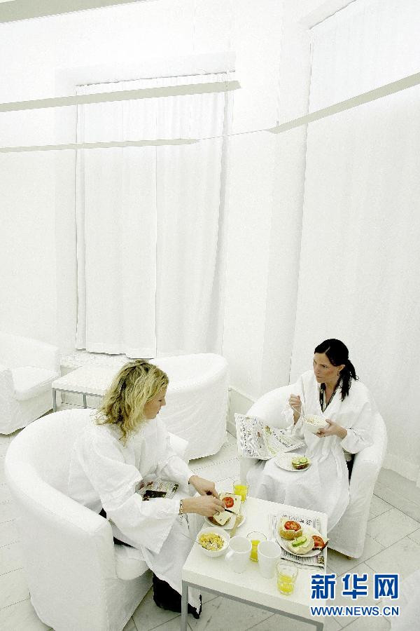 Quán càphê được thắp sáng bởi Mặt Trời nhân tạo tại Stockholm, Thụy Điển.