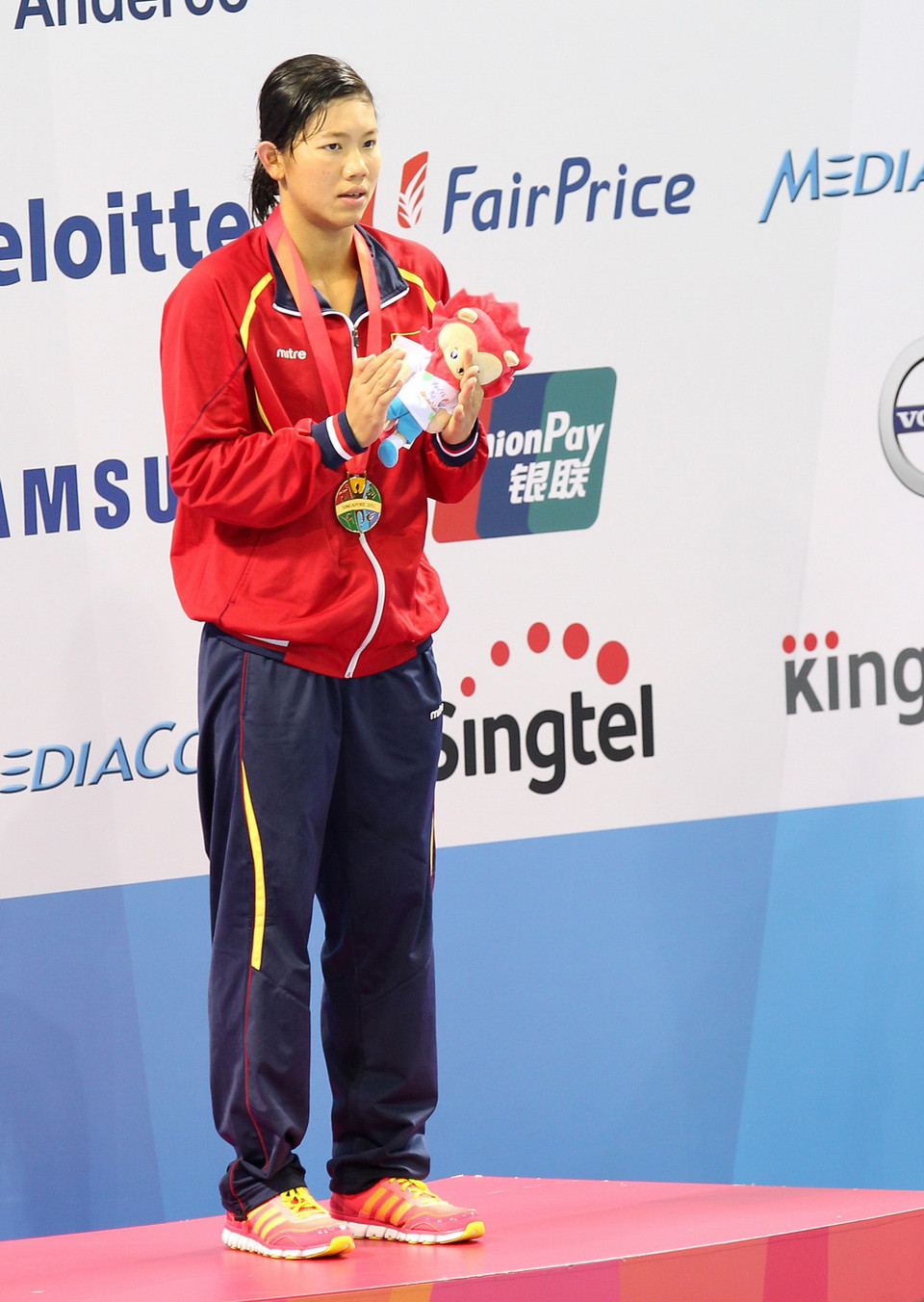 Kình ngư Nguyễn Thị Ánh Viên trên bục nhận Huy chương Vàng. (Ảnh: Quốc Khánh/TTXVN)