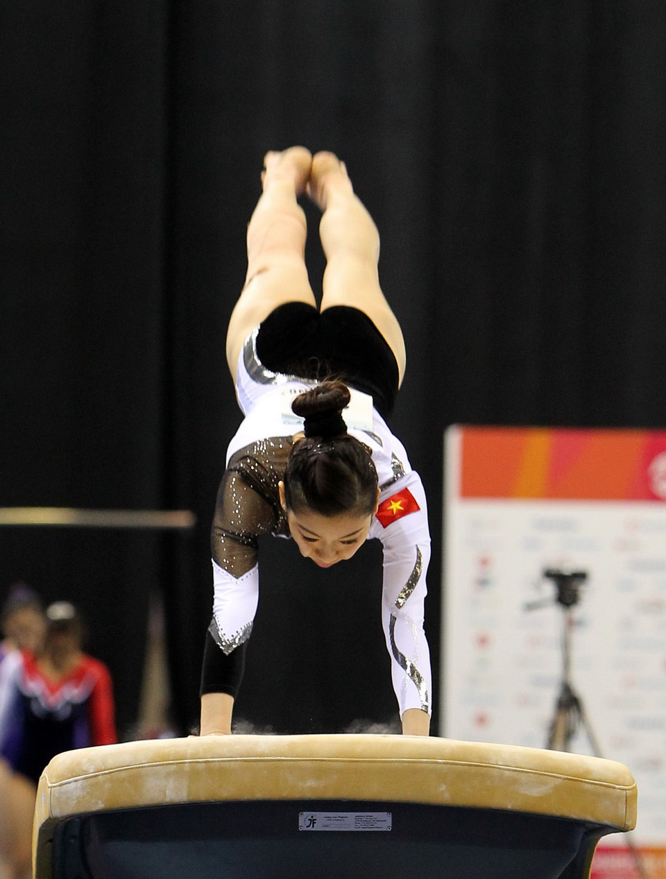 Vận động viên Phan Thị Hà Thanh thi đấu nội dung nhảy chống nữ. (Ảnh: Quốc Khánh/TTXVN)