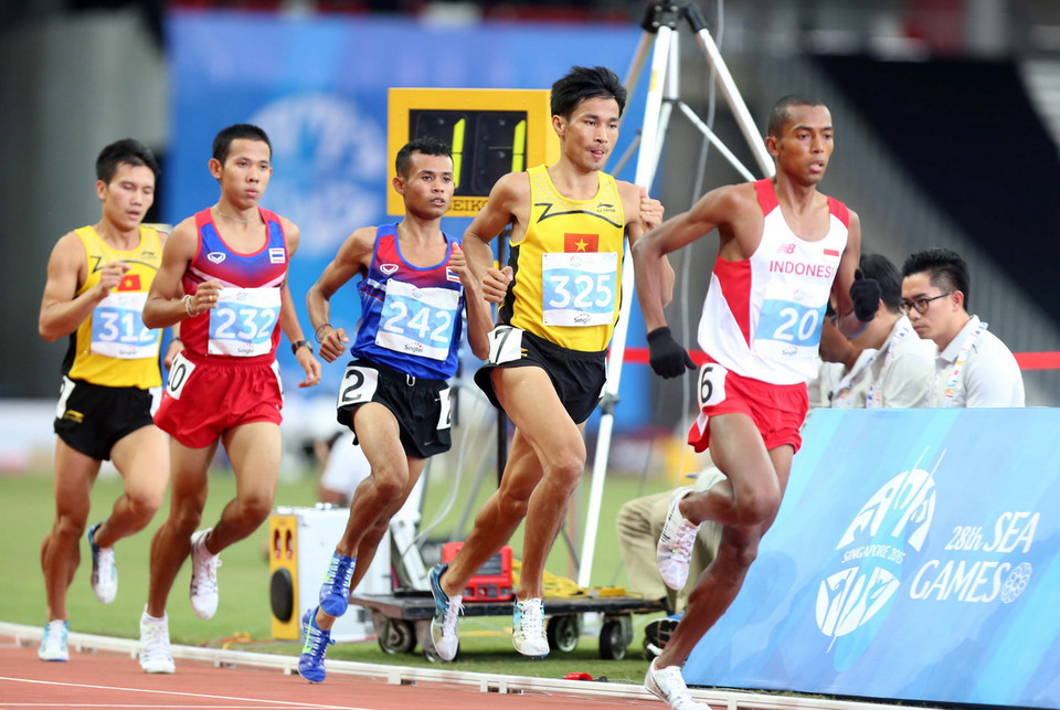 Vận động viên Nguyễn Văn Lai (số 325-Việt Nam) trên đường chạy chung kết 5.000m nam. (Ảnh: Quốc Khánh/TTXVN)