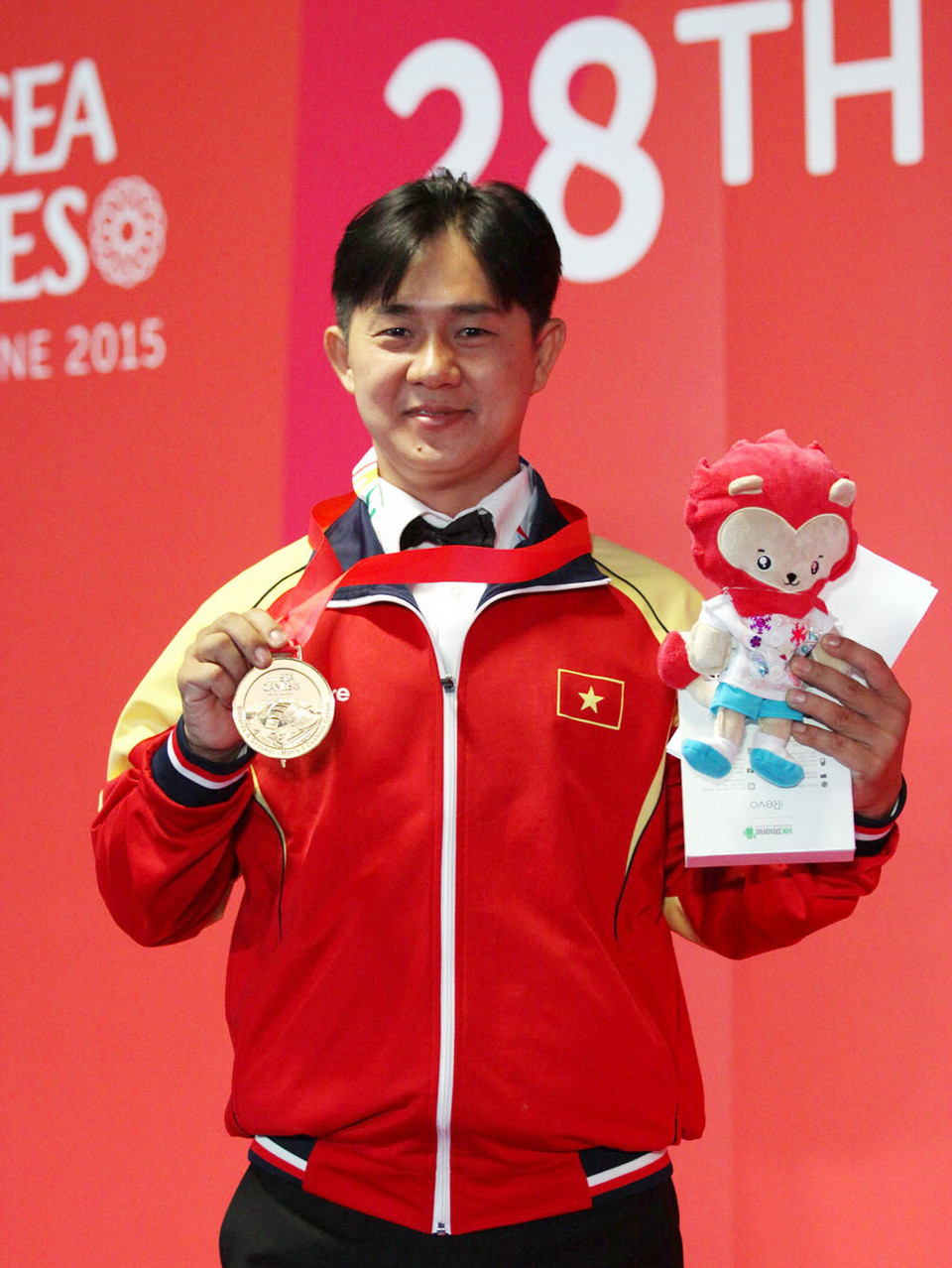 Vận động viên Trần Phi Hùng với chiếc Huy chương Vàng. (Ảnh: Quốc Khánh/TTXVN)