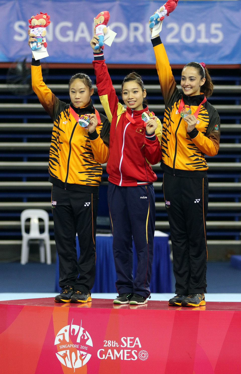 Vận động viên Phan Thị Hà Thanh (giữa-Việt Nam) trên bục nhận Huy chương Vàng. (Ảnh: Quốc Khánh/TTXVN)