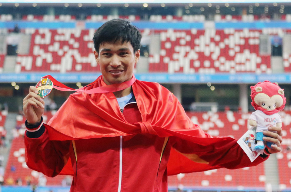 Vận động viên Nguyễn Văn Lai nhận Huy chương Vàng. (Ảnh: Quốc Khánh/TTXVN)