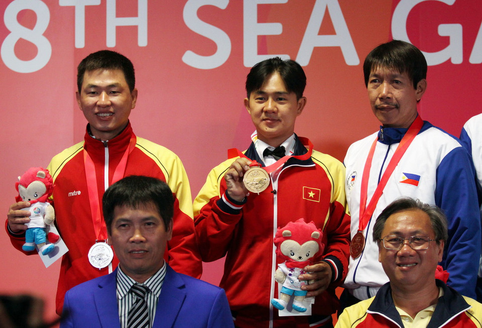 Vận động viên Trần Phi Hùng nhận Huy chương Vàng. (Ảnh: Quốc Khánh/TTXVN)