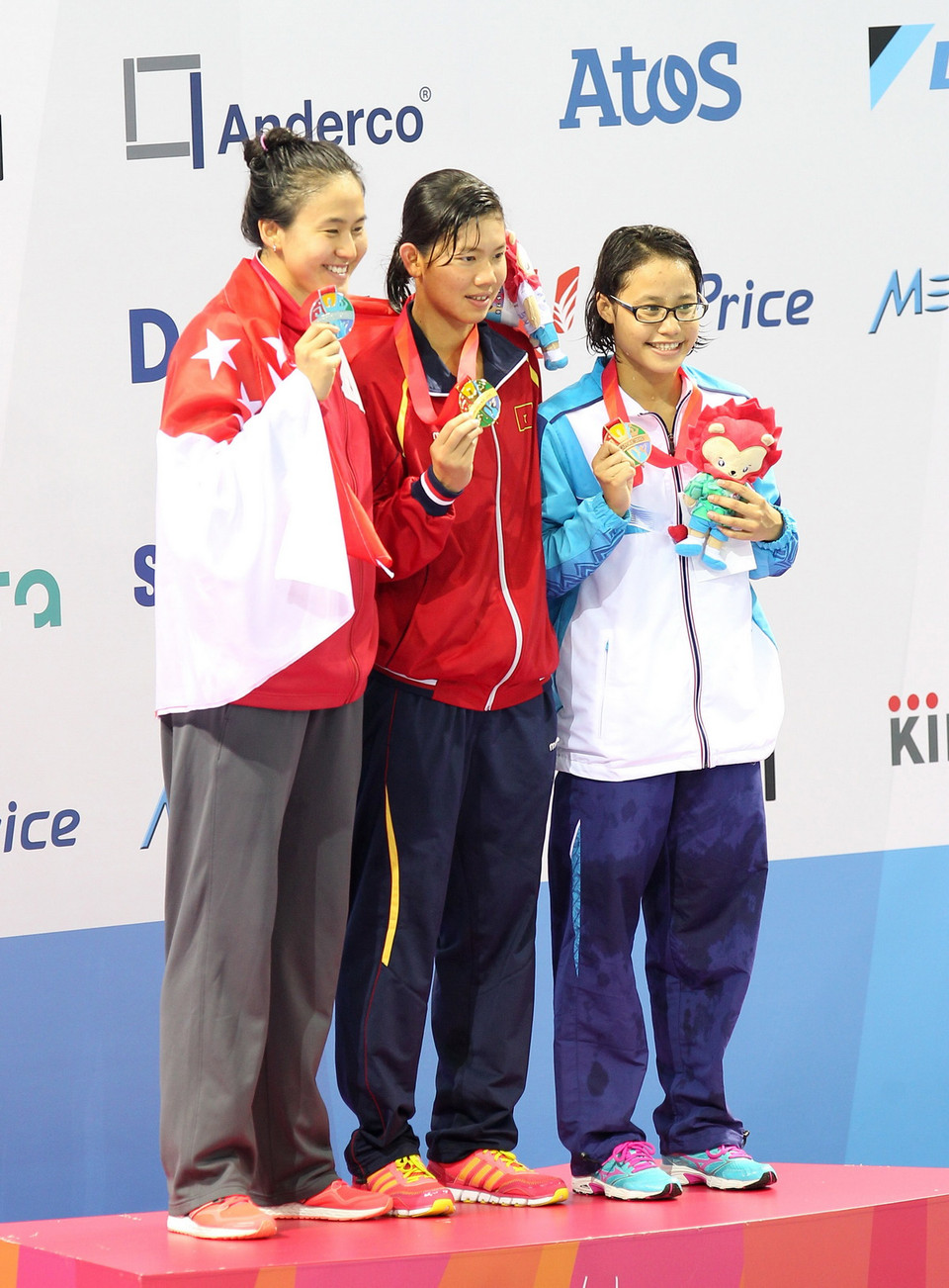  Kình ngư Nguyễn Thị Ánh Viên trên bục nhận Huy chương Vàng. (Ảnh: Quốc Khánh/TTXVN)