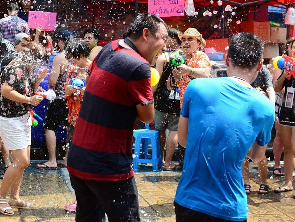 Trong tâm linh, té nước tượng trưng cho hình ảnh của thần rắn Naga phun nước xuống trần gian để đem lại mùa màng tốt tươi. (Ảnh: Thuận Nam/Vietnam+) 