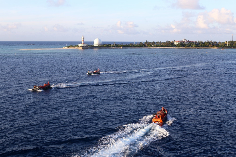 Trong ngày 10/4, Đoàn công tác số 5 đến thăm cán bộ, chiến sĩ đảo Nam Yết. (Ảnh: Minh Quyết/TTXVN)