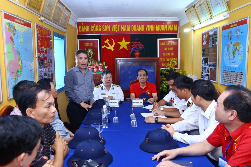 Đại biểu đoàn công tác số 5 làm việc tại đảo Đá Nam. (Ảnh: Minh Quyết/TTXVN)