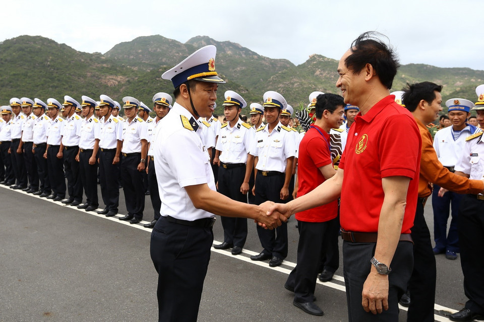 Ngày 7/4/2018, tại Cảng quốc tế Cam ranh (Khánh Hòa) tàu KN 491 đưa đoàn công tác số 5 gồm các đại biểu ra thăm, tặng quà cán bộ chiến sĩ và người dân Quần đảo Trường Sa, tỉnh Khánh Hòa. (Ảnh: Minh Quyết/TTXVN)