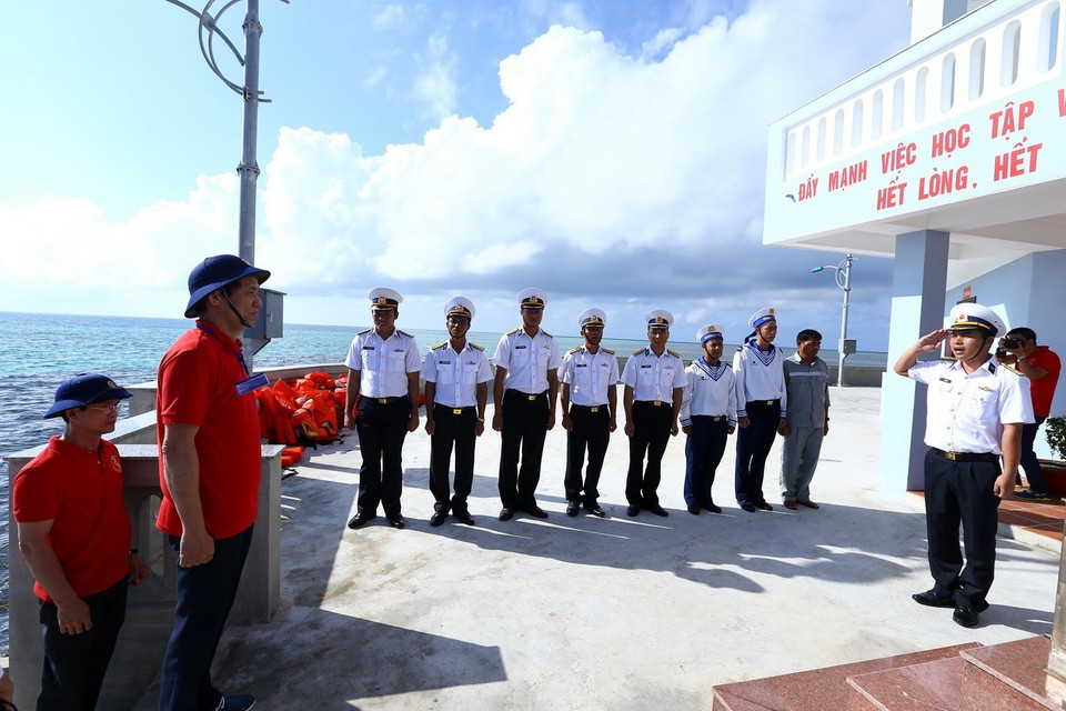Đại biểu đoàn công tác số 5 đến thăm đảo Tiên Nữ. (Ảnh: Minh Quyết/TTXVN)