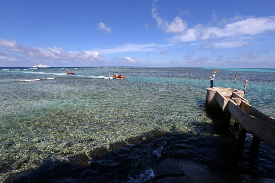  Đại biểu đoàn công tác số 5 đến thăm đảo Núi Le B. (Ảnh: Minh Quyết/TTXVN)