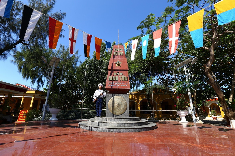 Cột mốc đảo Sinh Tồn. (Ảnh: Minh Quyết/TTXVN)