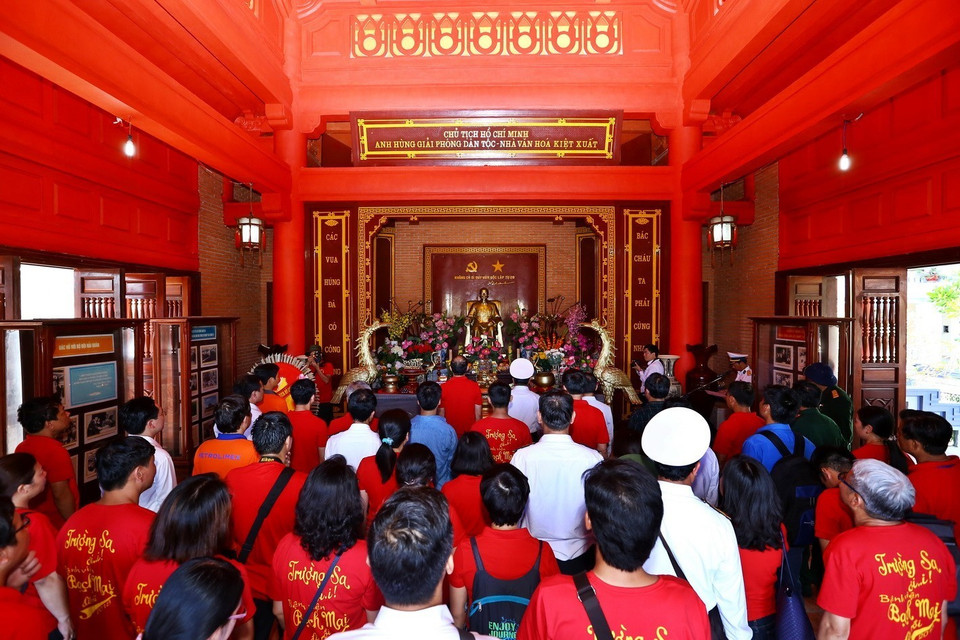 Đoàn công tác số 5 dâng hương tại Nhà tưởng niệm Chủ tịch Hồ Chí Minh trên đảo Trường Sa lớn. (Ảnh: Minh Quyết/TTXVN)