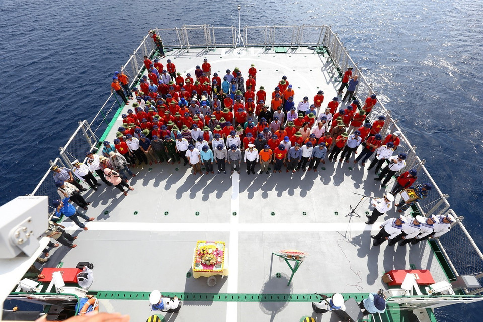 Ngày 11/4/2018, tại quần đảo Trường Sa (Khánh Hòa) đoàn công tác số 5 tổ chức Lễ tưởng niệm các anh hùng Liệt sỹ hy sinh trên quần đảo Trường Sa. (Ảnh: Minh Quyết/TTXVN)