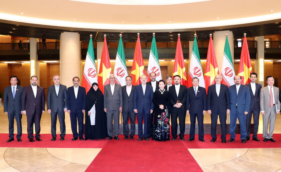 Chủ tịch Quốc hội Nguyễn Thị Kim Ngân và Chủ tịch Quốc hội nước Cộng hòa Hồi giáo Iran Ali Ardeshir Larijani chụp ảnh lưu niệm. (Ảnh: Trọng Đức/TTXVN)