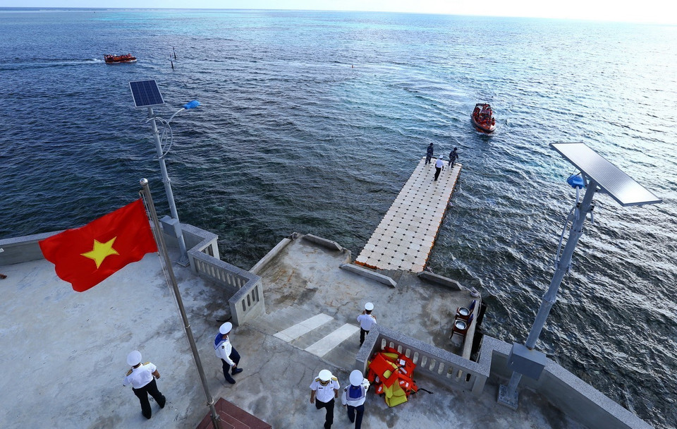 Trong ngày 12/4/2018, đoàn công tác số 5 ra thăm, tặng đảo Tiên Nữ. (Ảnh: Minh Quyết/TTXVN)