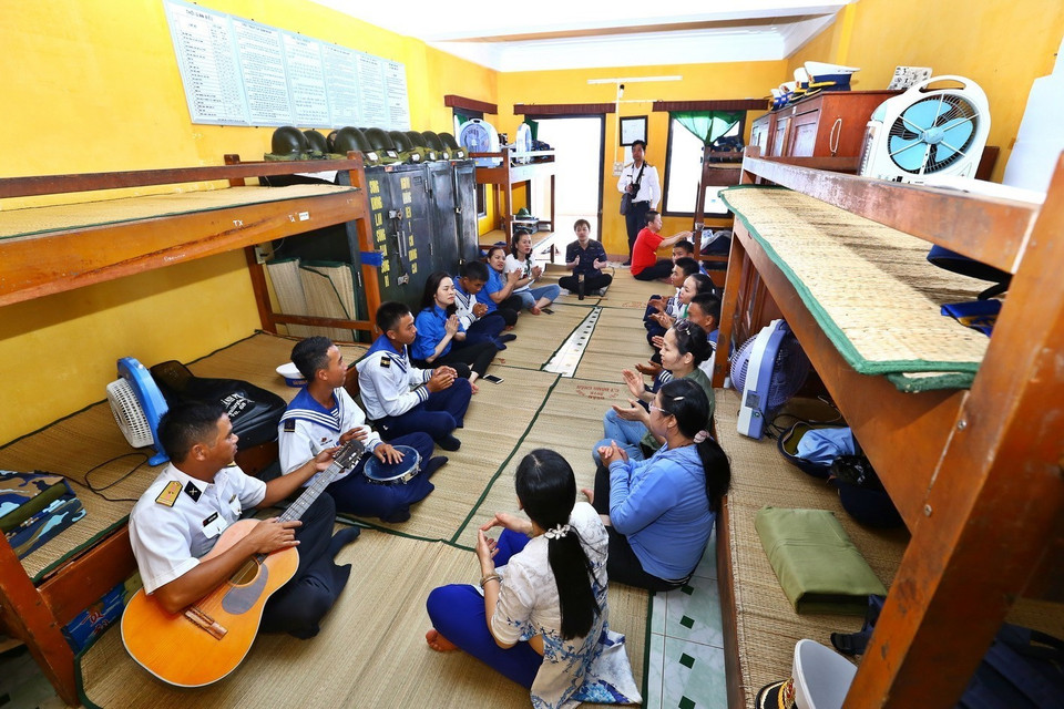 Ngày 12/4/2018, đoàn công tác số 5 ra thăm, tặng đảo Núi Le B. (Ảnh: Minh Quyết/TTXVN)