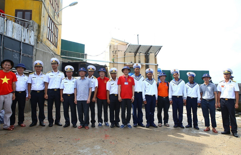  Đoàn công tác số 5 đến thăm cán bộ, chiến sĩ đảo Đá Thị. (Ảnh: Minh Quyết/TTXVN)