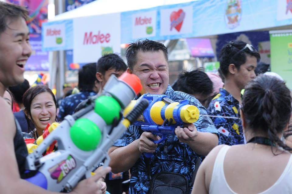 Sau nghi lễ ở chùa, mọi người đổ xuống đường chào đón năm mới bằng việc phun nước vào người nhau để gột rửa mọi ưu phiền của năm cũ, đón mừng năm mới. (Ảnh: Thuận Nam/Vietnam+)