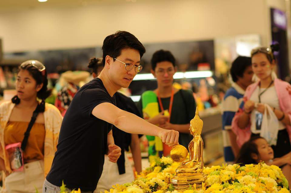 Theo phong tục truyền thống, người dân lên chùa dâng hương, lễ Phật và thực hành nghi lễ tắm Phật đầu năm đón mừng theo sự tích Đản sinh của Đức Phật, để tỏ lòng thành kính và cầu may cho năm mới. (Ảnh: Thuận Nam/Vietnam+)