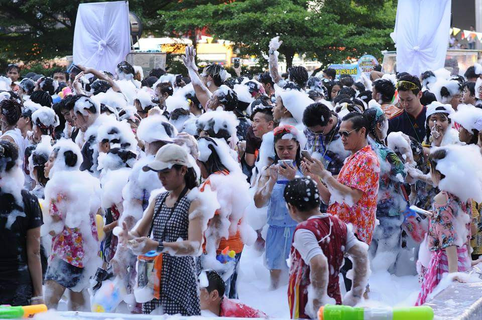 Trên mọi nẻo đường khắp Thái Lan, người dân mặc áo hoa, bật nhạc, hò reo, nhảy múa và té nước vào nhau bằng gáo, xô, súng phun nước… Người Thái tin rằng ai càng được té nhiều nước người đó càng có nhiều may mắn trong năm mới. (Ảnh: Thuận Nam/Vietnam+) 