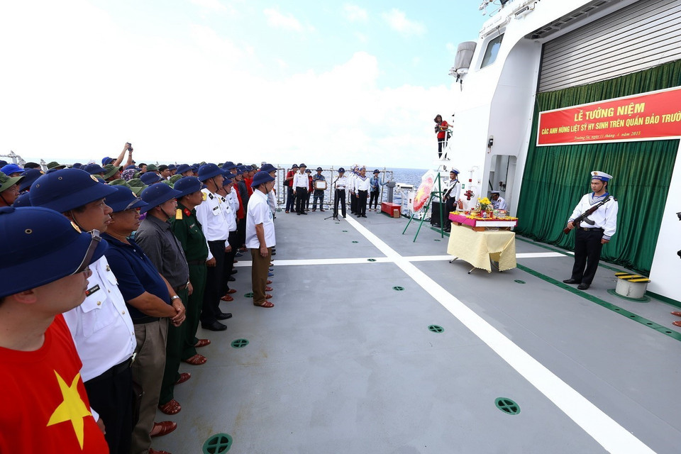 Lễ tưởng niệm các anh hùng liệt sỹ hy sinh trên quần đảo Trường Sa. (Ảnh: Minh Quyết/TTXVN)