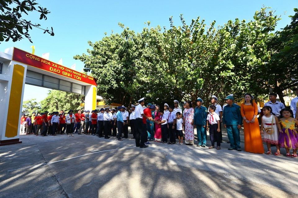 Cán bộ, chiến sĩ và nhân dân trên đảo Sinh Tồn đón đoàn công tác ra thăm đảo. (Ảnh: Minh Quyết/TTXVN)