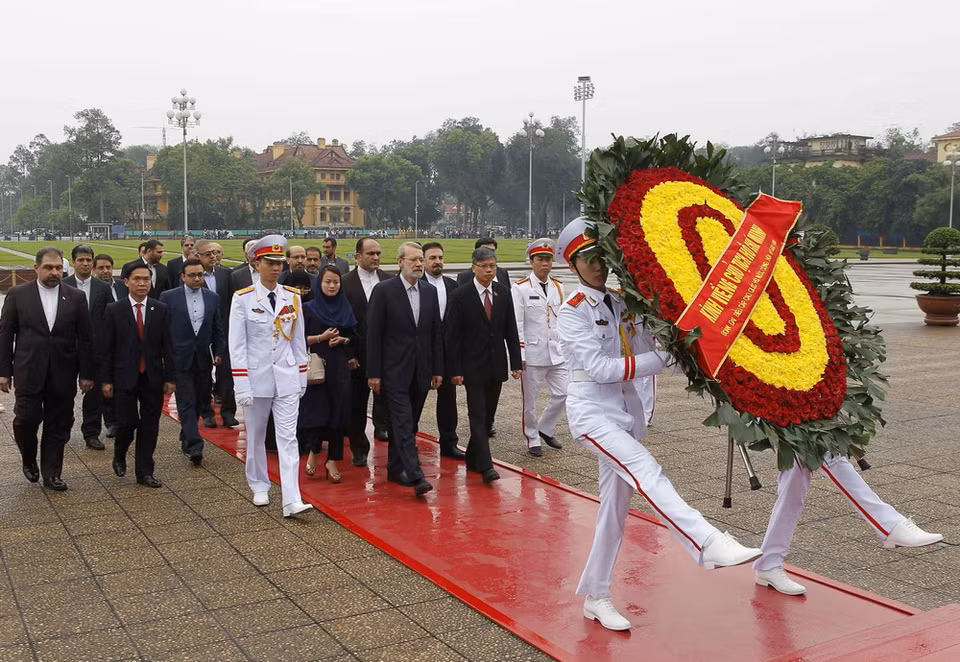 Sáng 16/4/2018, tại Hà Nội, Đoàn đại biểu cấp cao Quốc hội Cộng hòa Hồi giáo Iran, do ngài Ali Ardeshir Larijani, Chủ tịch Quốc hội dẫn đầu, đến đặt vòng hoa và vào Lăng viếng Chủ tịch Hồ Chí Minh. (Ảnh: Văn Điệp/TTXVN)