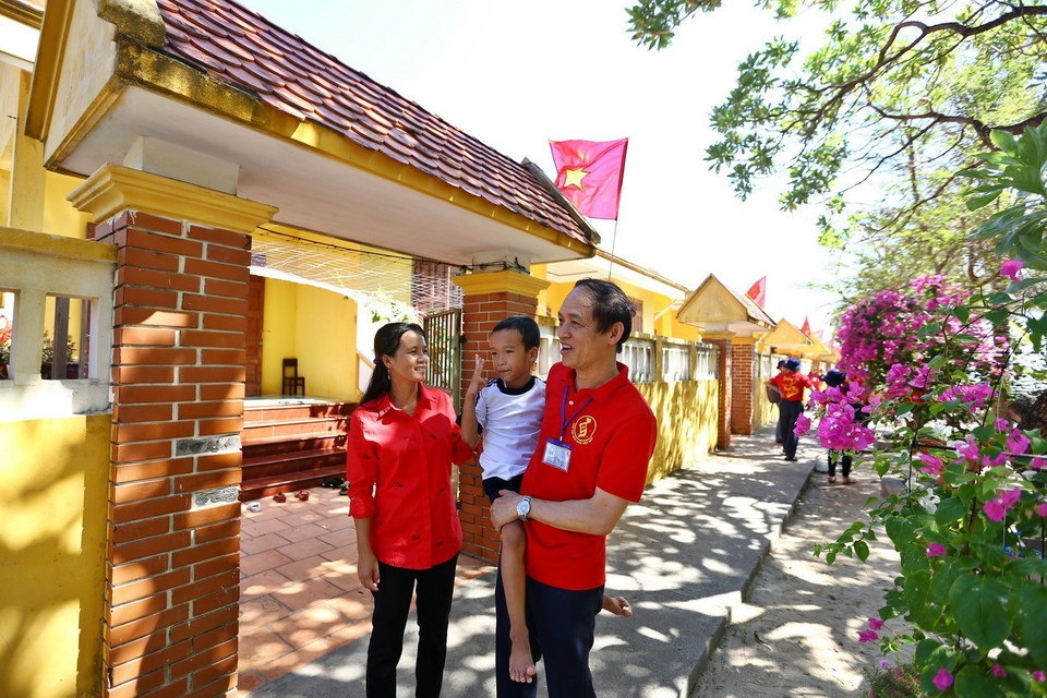 Đại biểu đoàn công tác số 5 thăm, tặng quà, động viên các hộ dân trên đảo Sinh Tồn. (Ảnh: Minh Quyết/TTXVN)