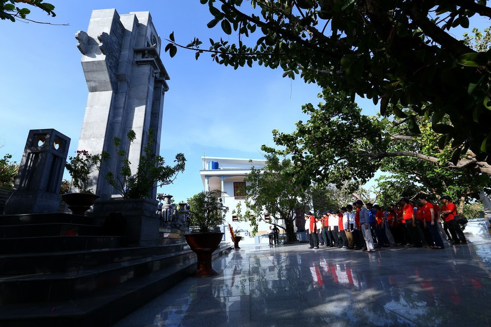 Đoàn công tác số 5 dâng hương, đặt vòng hoa tại Đài tưởng niệm các anh hùng liệt sĩ trên đảo Trường Sa lớn. (Ảnh: Minh Quyết/TTXVN)