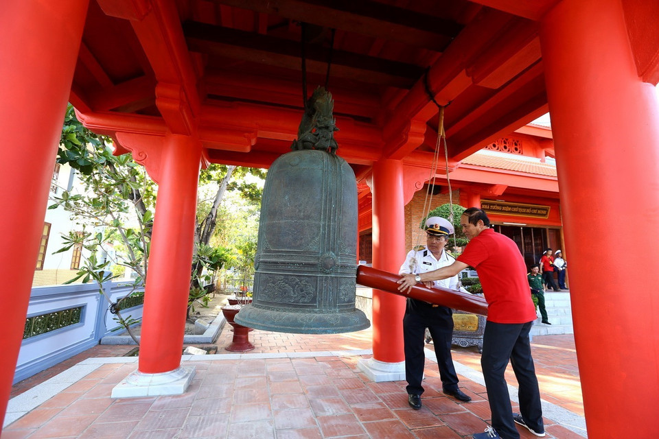Đại biểu thỉnh chuông tại Nhà tưởng niệm Chủ tịch Hồ Chí Minh trên đảo Trường Sa lớn. (Ảnh: Minh Quyết/TTXVN)