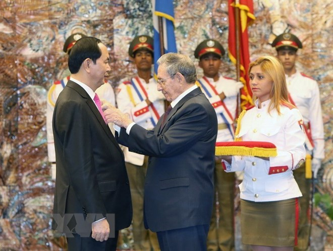 Chủ tịch Hội đồng Nhà nước và Hội đồng Bộ trưởng Cuba Raul Castro trao tặng Huân chương José Martí - phần thưởng cao quý nhất của Nhà nước Cuba cho Chủ tịch nước Trần Đại Quang, tối 16/11/2016 (theo giờ địa phương), tại thủ đô La Habana, Cuba. (Ảnh: Nhan Sáng-TTXVN)