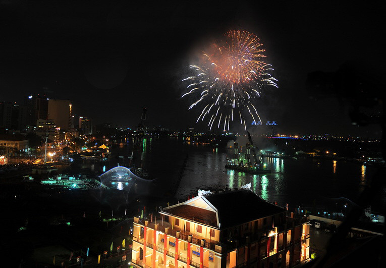 Thành phố Hồ Chí Minh bắn pháo hoa chào mừng năm mới Ất Mùi 2015. (Ảnh: Kim Phương/TTXVN) 