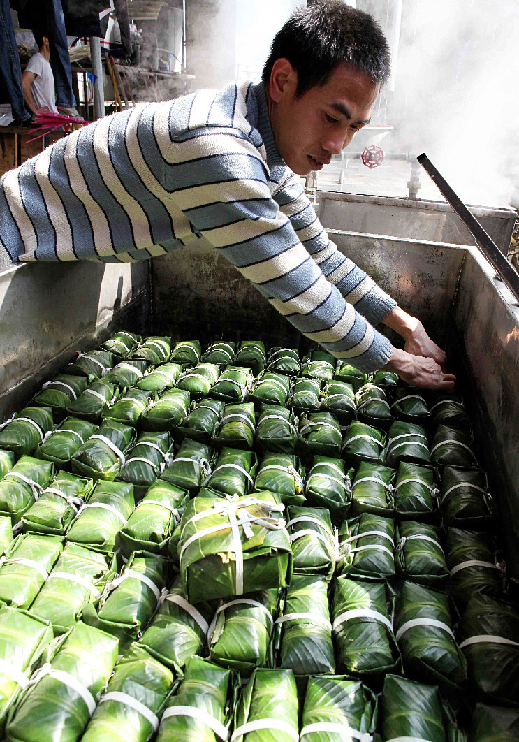 Làng Tranh Khúc, xã Duyên Hà, huyện Thanh Trì (Hà Nội) nổi tiếng với nghề làm bánh chưng phục vụ Tết. (Ảnh: Trần Việt/TTXVN) 
