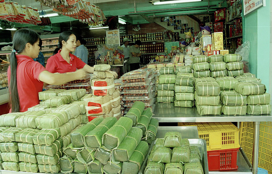  Quầy bánh chưng Hà Nội phục vụ tết tại Quận 3, Thành phố Hồ Chí Minh. (Ảnh: Hoàng Hải/TTXVN) 