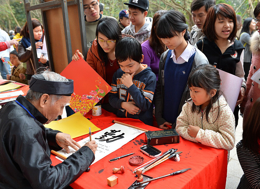  Xin chữ đầu xuân tại Văn Miếu - Quốc Tử Giám Tết Quý Tỵ 2013. (Ảnh: Thanh Hà/TTXVN) 
