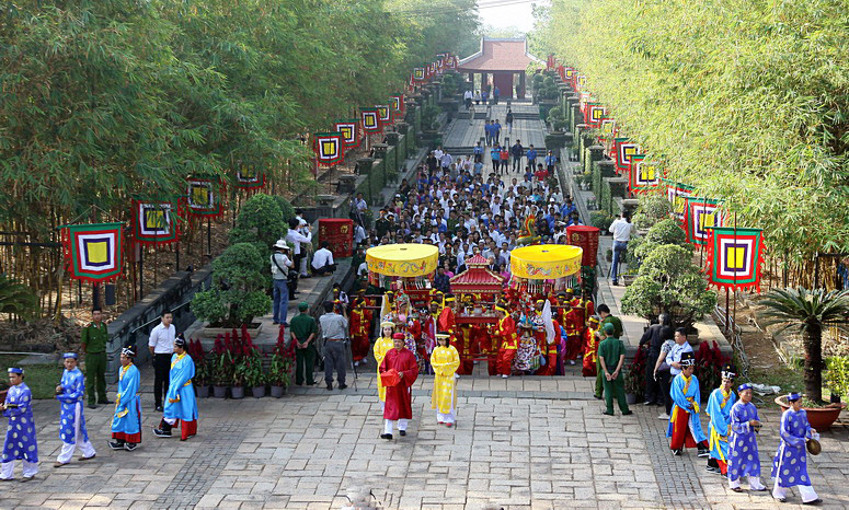  Lễ dâng cúng bánh tét tại Đền thờ các Vua Hùng ở Thành phố Hồ Chí Minh, Xuân Quý Tỵ 2013. (Ảnh: Thanh Vũ/TTXVN) 