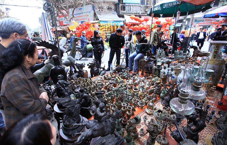 Chợ đồ giả cổ phục vụ người dân Thủ đô trong dịp tết. (Ảnh: Anh Tuấn/TTXVN) 