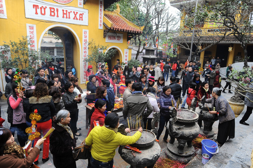 Người dân Thủ đô đi lễ cầu may đầu xuân Quý Tỵ 2013. (Ảnh: Minh Đức/TTXVN) 