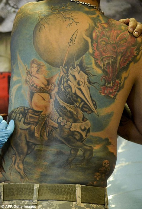 Hình một nữ chiến binh đang cưỡi ngựa là lựa chọn của nhiều nam thanh niên. (nguồn: Dailymail)