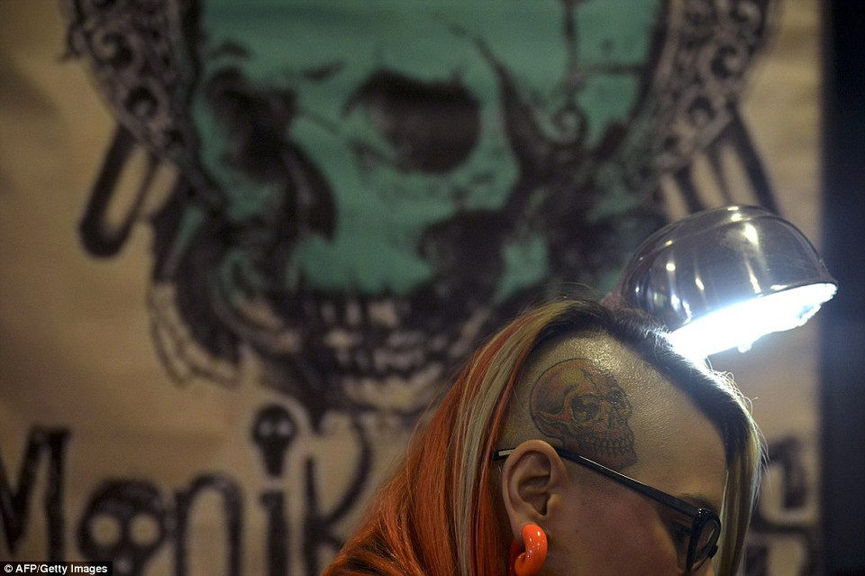 Những ngôi sao nổi tiếng của làng nghệ thuật xăm hình đang tranh tài tại triển lãm. (nguồn: Dailymail)