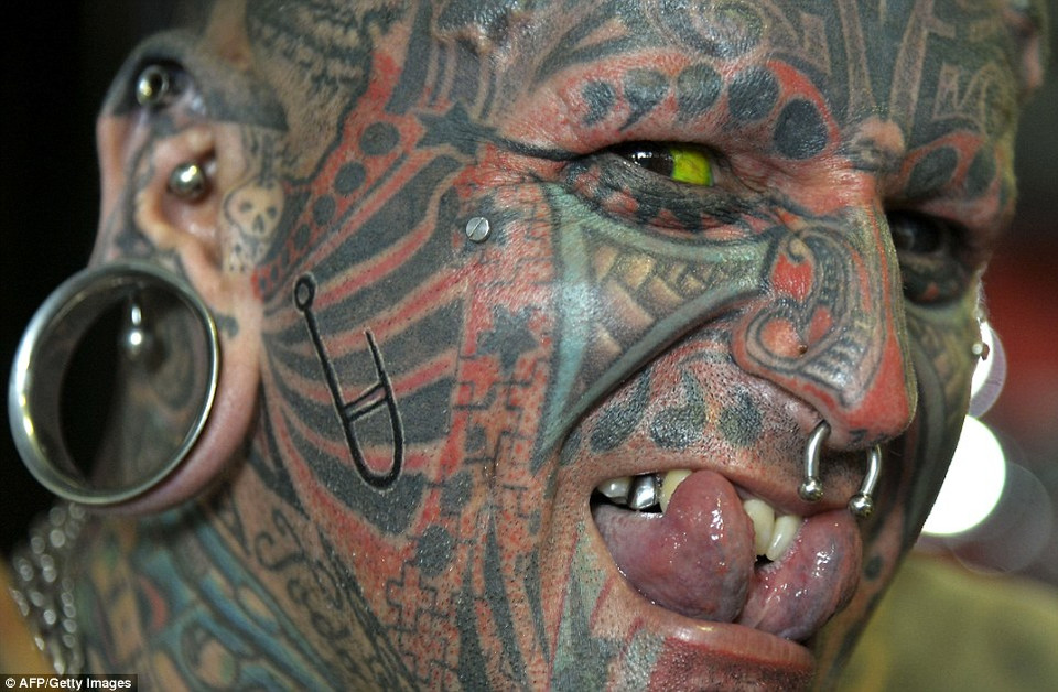 Victor Peralta (Argentina) thu hút sự chú ý của mọi người nhờ ‘lưỡi rắn.’ (Nguồn: Dailymail)