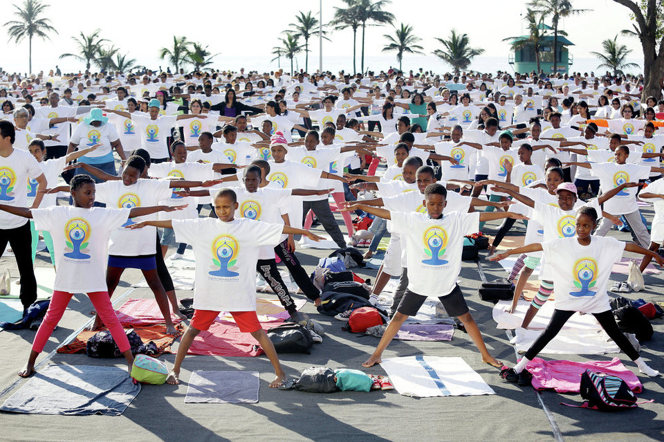 Hàng trăm học sinh tham gia buổi yoga trong Ngày Yoga thế giới ở Durban, Nam Phi. (Nguồn: Sputniknews)