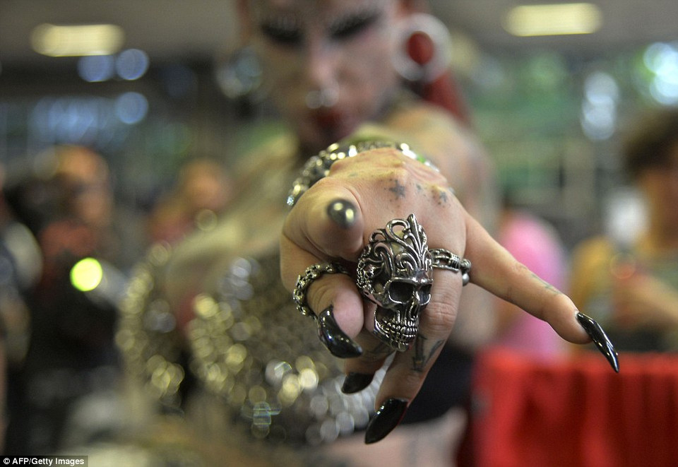 Maria Christerna từng phải chịu nạn bạo hành gia đình trong nhiều năm nhưng bây giờ cô lại là diễn giả giúp đỡ nhiều phụ nữ bị bạo hành giống như cô. (nguồn: Dailymail)