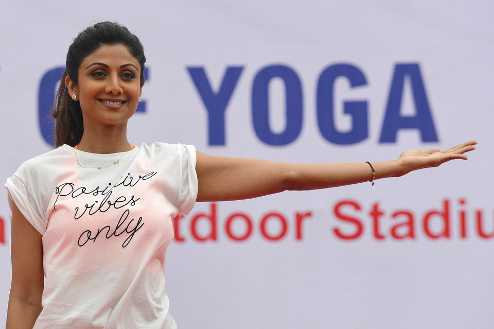 Nữ diễn viên Bollywood Shilpa Shetty Kundra thực hiện các động tác yoga trên sân khấu ở Bangalore. (Nguồn: Sputniknews)