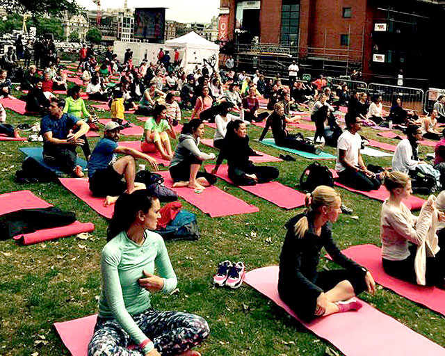 Sự kiện này cũng thu hút sự chú ý của nhiều người Anh khi được tổ chức bên dòng sông Thames. (Nguồn: hindustantimes)