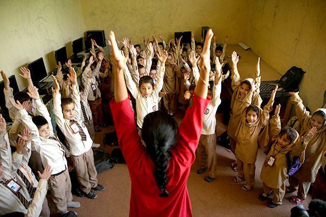 Học sinh ở Afghanistan cũng tham gia tập Yoga ở Kabul. (Nguồn: AP)