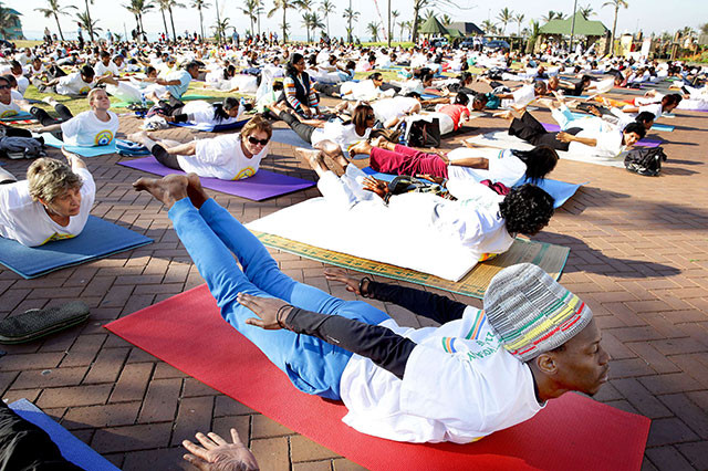 Hàng trăm người Nam Phi tham gia sự kiện thực hành yoga. (nguồn: AFP)