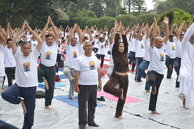 Mặc dù mưa lớn nhưng 800 người vẫn tham gia sự kiện Ngày Yoga quốc tế ở Nepal. (Nguồn: hindustantimes)