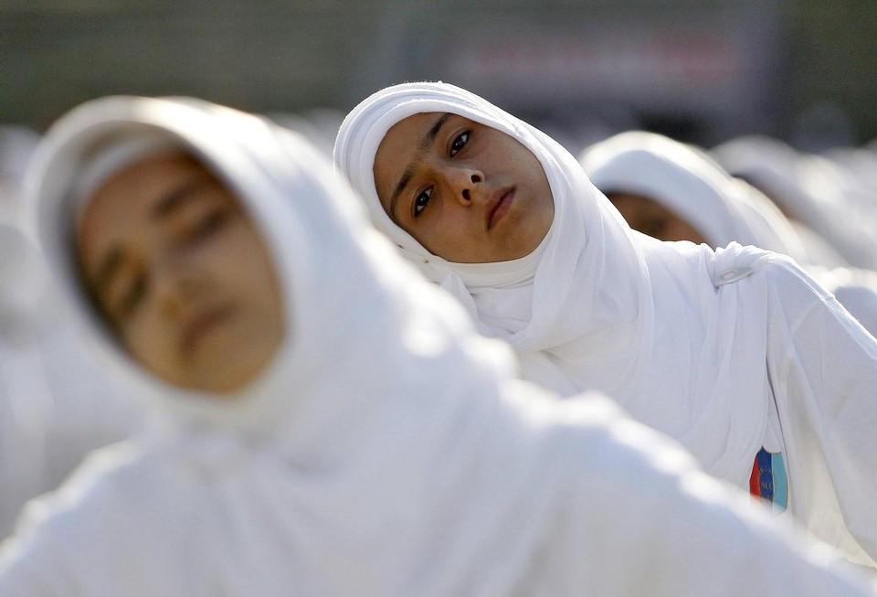Các nữ học viên tham gia buổi tập yoga được National Cadet Corps tổ chức ở Srinagar, Ấn Độ. (Nguồn: Sputniknews)